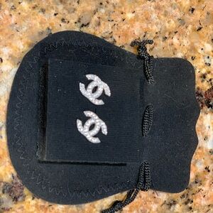 Rare and trendy white gold studs earrings with crystals, must have!